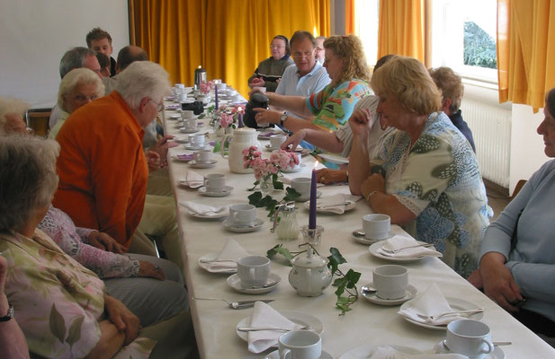 2007 80 Jahre ESSC Feier (re von hinten: Annette Müller, Karl Kubicek, Annette Gäßler, Jeannette Hohm; li.vh. Sebastian Gäßler, Marion Polydore, H. Böhl, Michael Winkelmann, Helga Stoepel, Marlene Kampfenkel, Ursula Dillmann, Gretel Lerch)