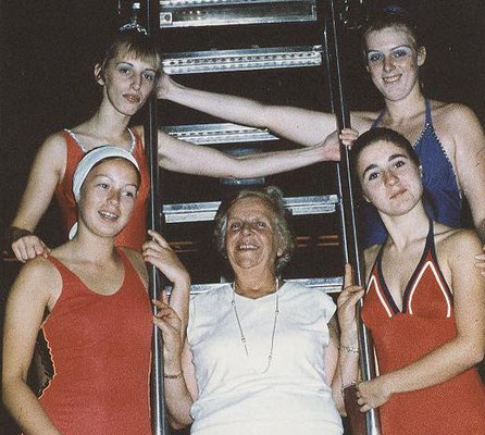 1976 Kunstschwimmen Bielefeld - Marion Christ, Annette Baloun, Petra Fuchs, Mia Heckert, Birgit Reukauf (von oben li.)