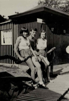 1927 Freibad vor der Umkleidehütte