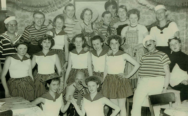 1955 ESSC-Vorführung (hinten von li.: ?, Gerhard Schneider, ?, Helmut Meuser, Ursula Dillmann, ?, ?, Inge Fuchs, Inge Wittmann (Meuser), Hermann Bockenheimer; vorne Mitte: Fritz Dillmann)