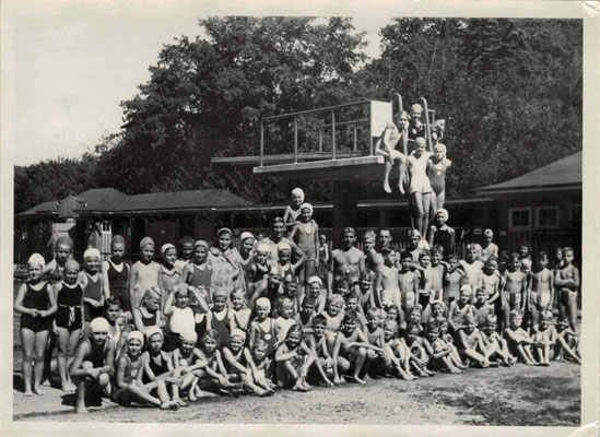 ca. 1950 Schwimmerjugend im Freibad