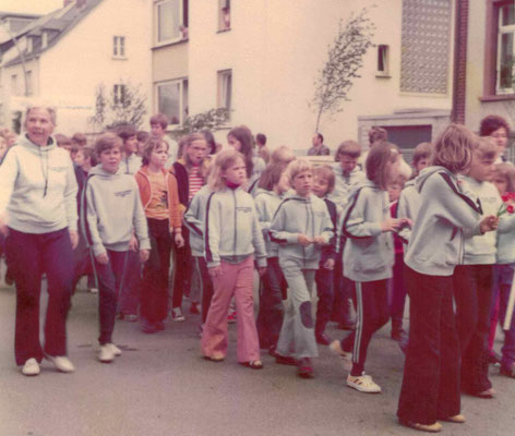 1975 Festumzug TG Jubiläum (li. Ursula Dillmann, vorne Mitte Frank Bender)