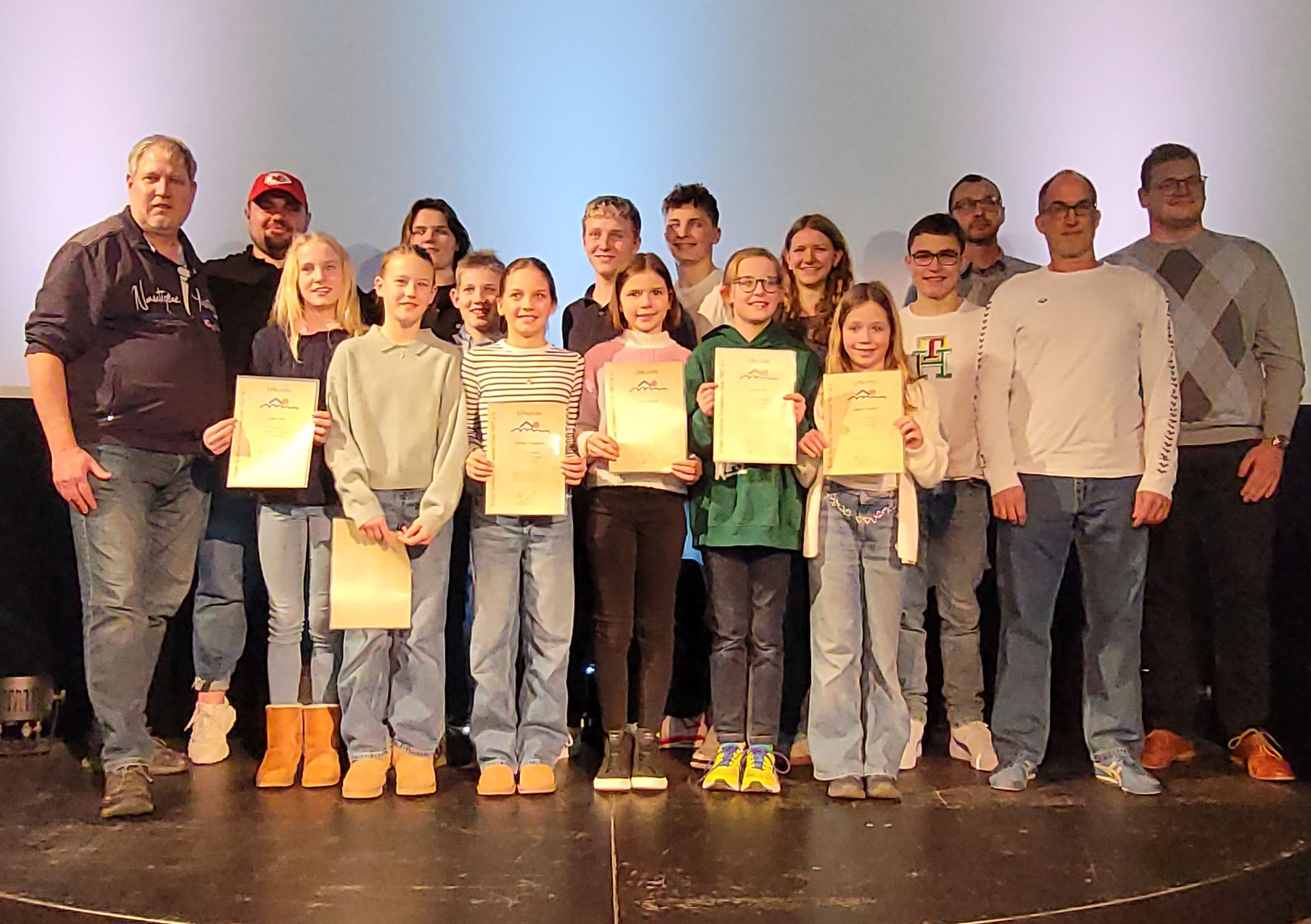 Geehrte Schwimmer mit Trainern