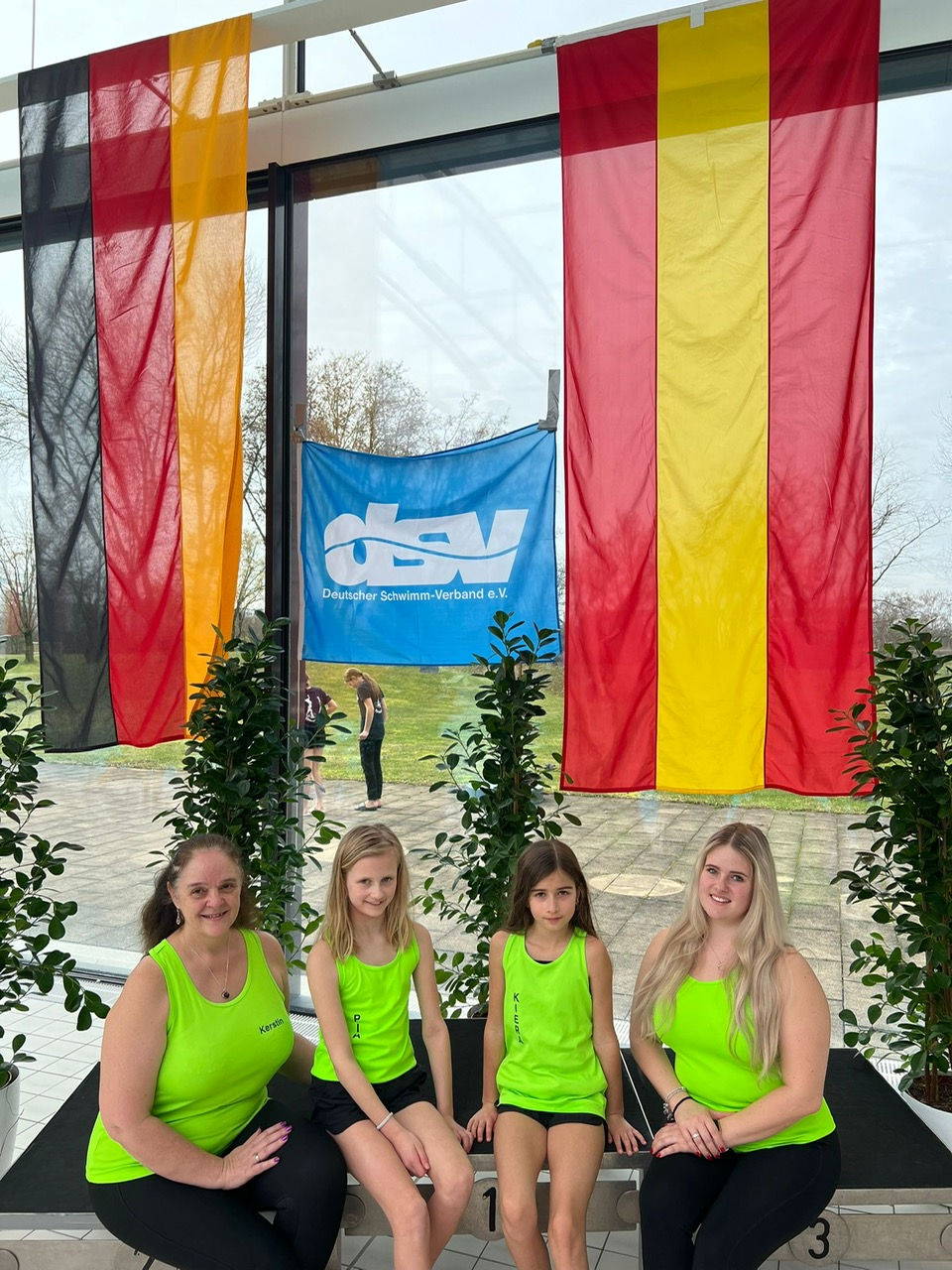 Die Finalisten und ihre Trainerinnen